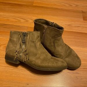 GUESS ankle booties tan with fringe 8M